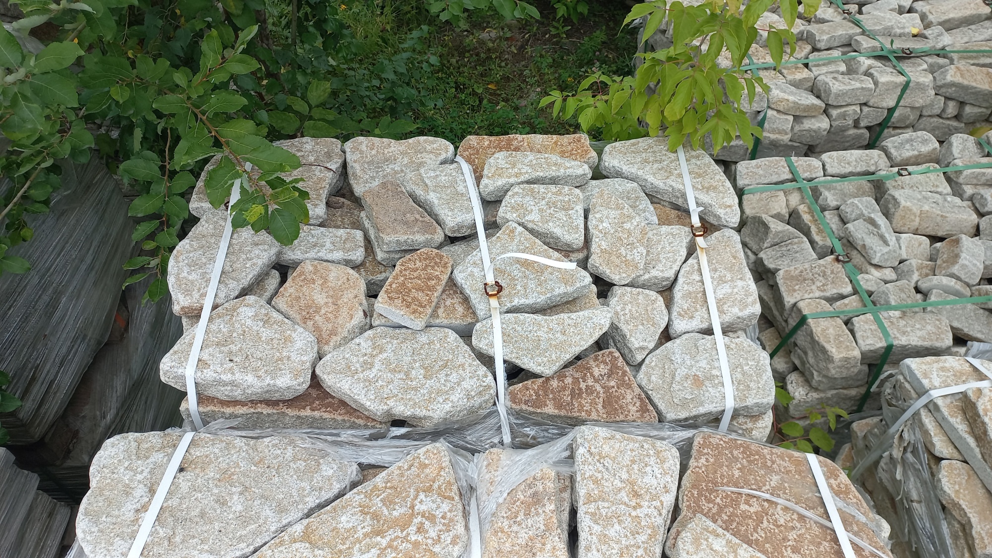 Плитняк галтованный гранитный для ландшафтного дизайна купить в Республике Коми