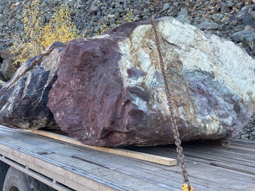 Огромные красно-фиолетовые валуны для ландшафтного дизайна весом более 5 тонн купить в Республике Коми