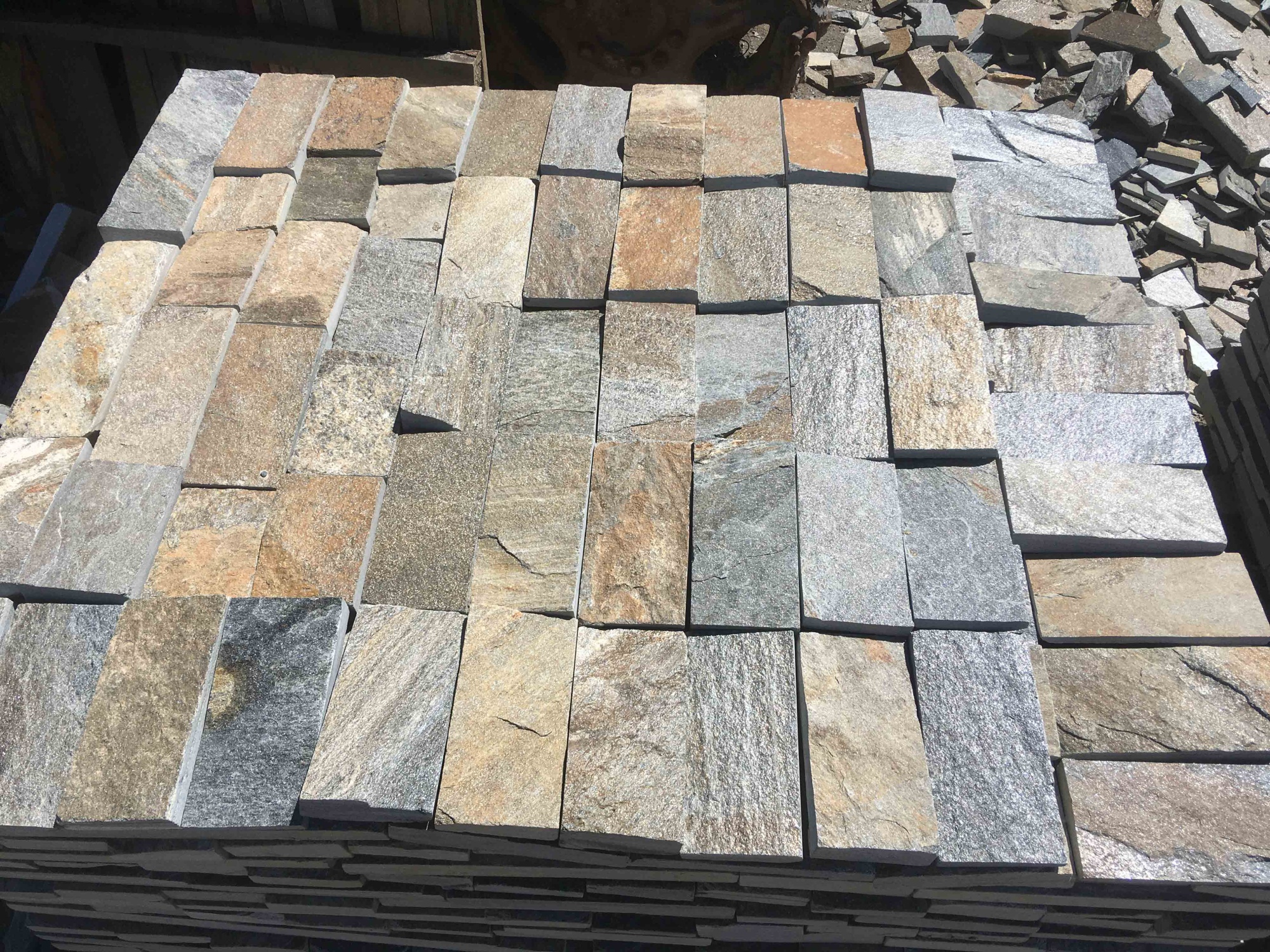 Плитка пилёная златолит Уральский для цоколя, отмостки купить в Республике Коми