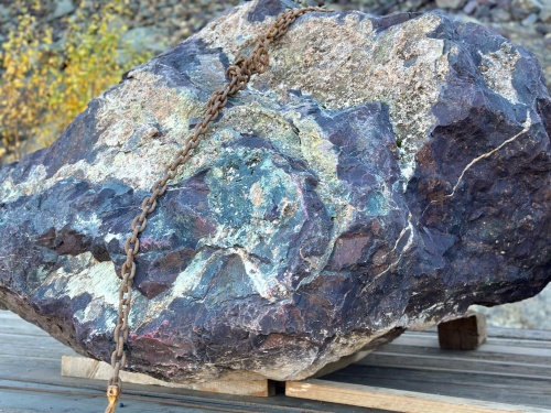 Огромные красно-фиолетовые валуны для ландшафтного дизайна весом более 5 тонн купить в Республике Коми