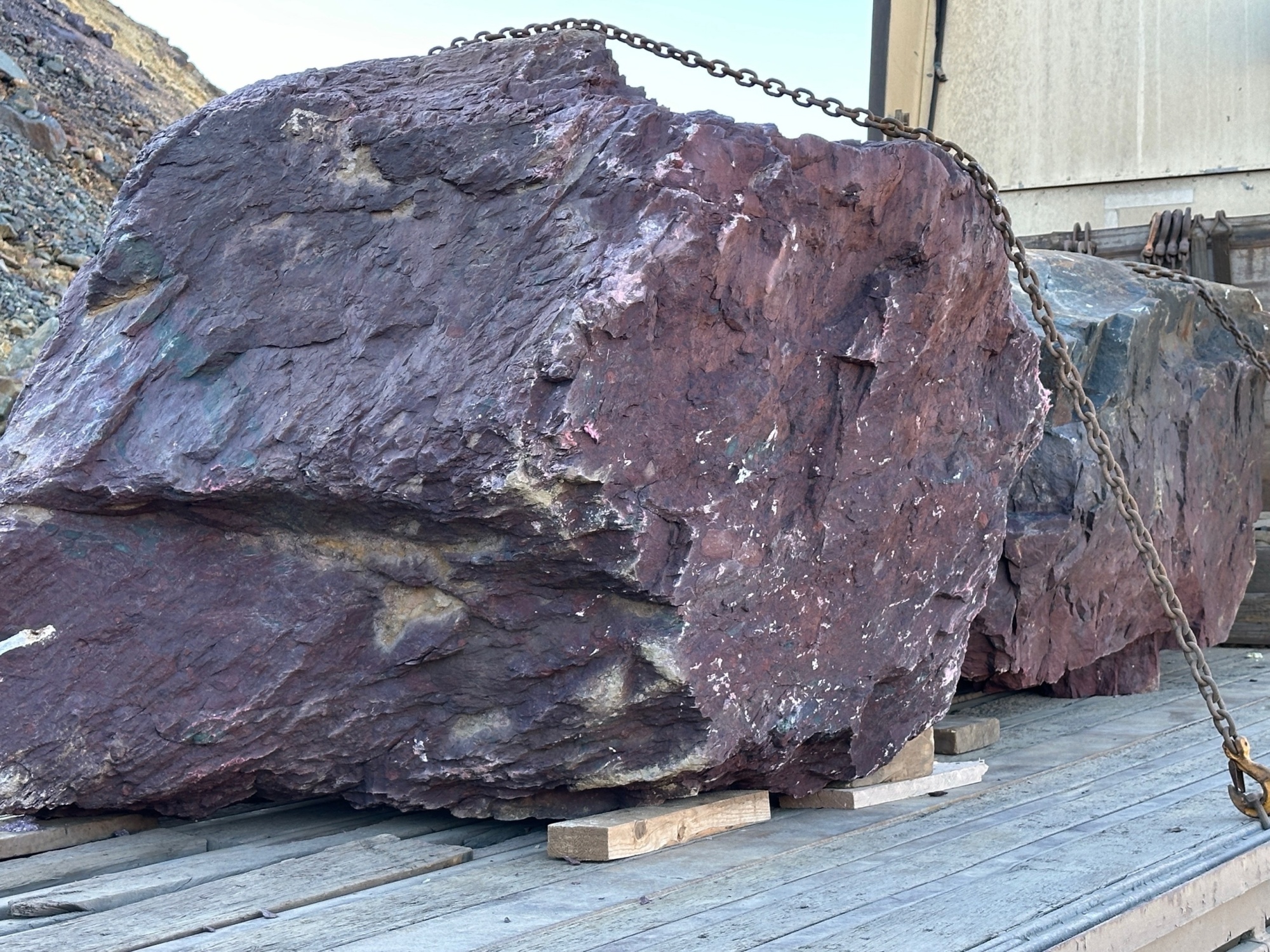 Огромные красно-фиолетовые валуны для ландшафтного дизайна весом более 5 тонн купить в Республике Коми