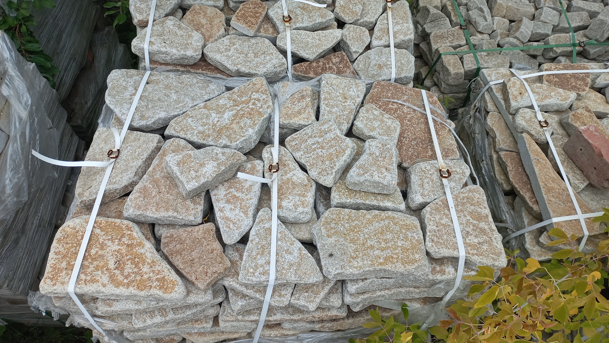 Плитняк галтованный гранитный для ландшафтного дизайна купить в Республике Коми